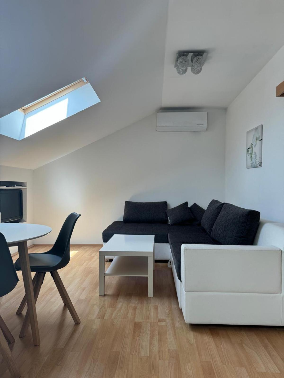 Haus Ella Appartement Novi Vinodolski Buitenkant foto