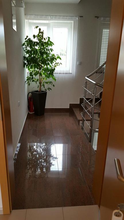 Haus Ella Appartement Novi Vinodolski Buitenkant foto